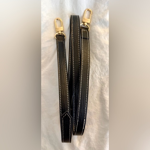 👑✅PRICE FIRM✅ Black faux leather crossbody strap gold hardware. Brand New! - Picture 3 of 17